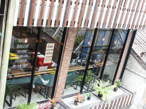 Thonglor Travellers Hostel & Cafe