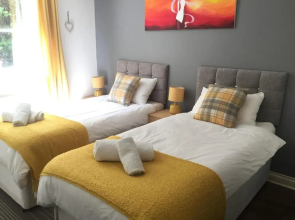 Comfortable GF Apartment sleeps up to 4 for contractors with private parking by Sussex Short Lets
