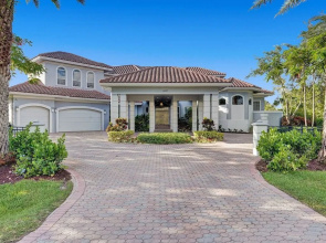 Lavish 8 Br Estate with Pool & Courts