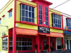 Wau Hotel & Cafe