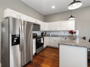 Historic CozySuites 4BR 2BA