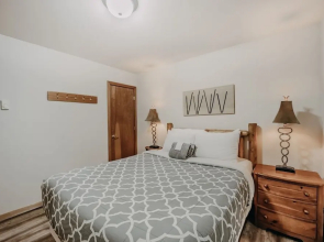 61mbr - Hot Tub - Wi-fi - Pets Ok - Sleeps 6 3 Bedroom Home by Redawning