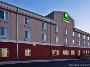 Holiday Inn Express Hotel & Suites Commerce-Tanger Outlets