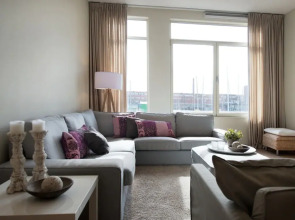 Modern Apartment Overlooking the Harbor