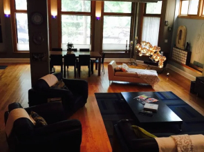 House 5863- Chicago's Premier Bed and Breakfast