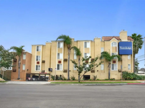 Travelodge Inn & Suites by Wyndham Gardena CA