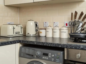 Virexxa Bletchley - Executive Suite - 2Bed Flat with Free Parking