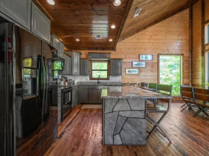 Over The Edge, 3 King w Ensuite Bath, Hot Tub, Fire Pit, Pet Friendly