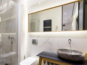 Teanna Lux Apartments