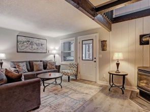 Knotty Pine Lodge