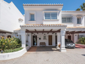 Rincón del Golf - Luxury 3BR Townhouse With Roof Solarium, Terrace, 10 min Walk to the Beach, Wifi