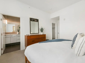 The Overlook - Luxe Old Town Condo w/ King Suite
