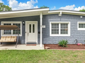 Private Pool Oasis, Walking Distance to the Beach