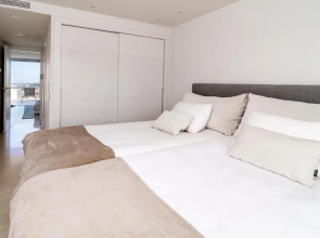 LMR1- Modern penthouse, private pool, families only