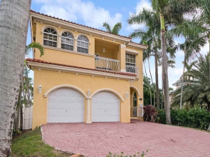 Walk to Beach Spacious Estate with Hot Tub & Game Room