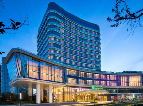 Holiday Inn Zhengzhou Riverside by IHG