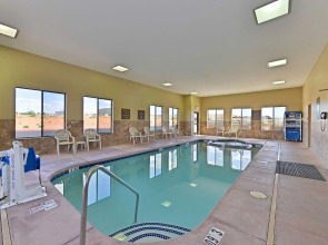 Comfort Inn & Suites Page at Lake Powell