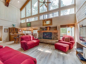 Alto Chalet - Three Bedroom Cabin with Hot Tub