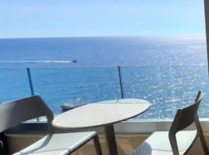 Cloud 7 Quality Sea Front Apartment