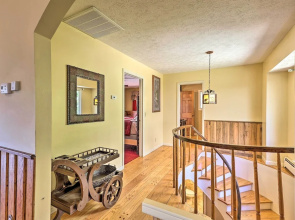 40-acre Mtn-view Retreat w/ Hot Tub in Banner Elk!