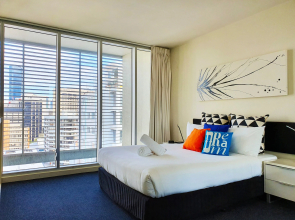 City Penthouse Views Wine Pool Gym Netflix