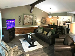 Beautiful, New Penthouse Condo, Close To The Strip, 1000 Hills, Wifi,Pool, Sleeps 8 (Club D-9)