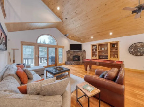 5 Mins to Ski Resort Ping Pong, Pool Table, Deck Donner Ridge by Avantstay