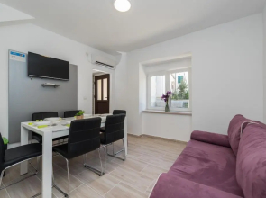 Balen city central house for 8