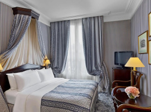 Le Dokhan’s Paris Arc de Triomphe, a Tribute Portfolio Hotel