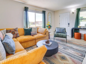 Central Albuquerque Getaway w/ Hot Tub & Grill!