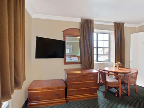 Super 8 by Wyndham Hollywood/LA Area