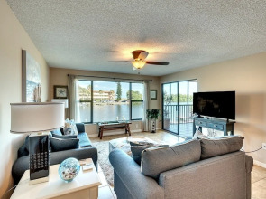 Bayfront Bliss 2 Bedroom Condo by RedAwning