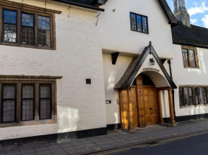 Premiere City Centre Apartment with Gated Parking and Excellent Feedback, Big Double Bedroom, Balcony, Courtyard Garden, Ideal for Long Stays, WFH, Getaways and Ongoing Contracts