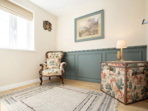 4 Bedroom Detached House 5mins Walk to Shopping Village