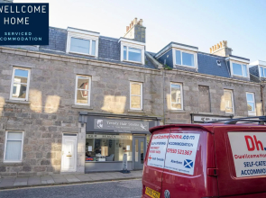 Find "DWELLCOME HOME Ltd" site for 10oo10 assurance from past guests - SPACIOUS CENTRAL 3 DOUBLE Bedroom Apartment with 5 beds, Superking, 2 doubles, 2 singles, fast broadband, free parking, Miles better than a hotel