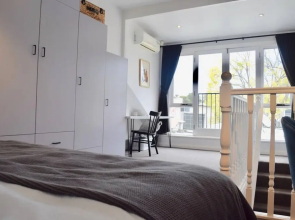 Stylish 2 Bedroom in Alexandria With Outdoor Patio