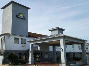 Days Inn & Suites Pasadena