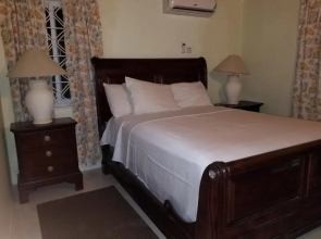 Wild Palm Villa Cozy 2BR/1BA Bungalow w/ Backyard Oasis