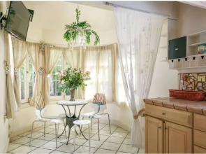 Unique Romantic Venice Beach 2 Bedrooms 1 Bathroom Apts