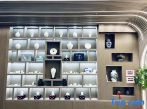 Four Seasons Jincheng Hotel (Five Avenues ZhiGu Subway Station)