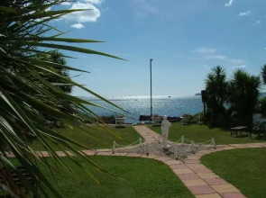 Waters Edge Hotel
