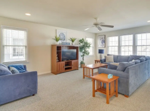Walk to Beach: Wildwood Apt w/ Balcony!
