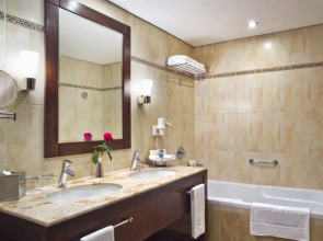 Отель Khalidiya Palace Rayhaan by Rotana 