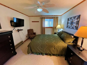 Lands End 4 BR Condo: 5 Mins Walk to the Village