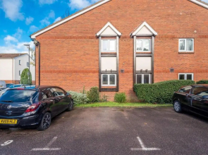 Crawley Pet Friendly 1-Bedroom Apartment