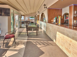 Mackenzie Beach Hotel & Apartments