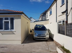 Beechfield House Modern studio self-contained unit with free WiFi and Parking and kitchen area 4m from city centre and castle