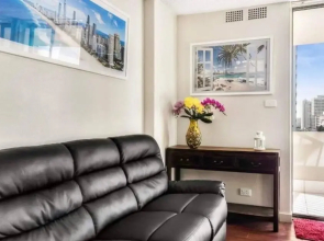 Surfers Paradise Retreat With Free Parking
