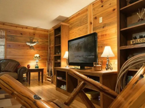 Bear Hollow Cabin With Hot Tub Minutes Away From Beavers Bend State Park and Broken Bow Lake by Redawning
