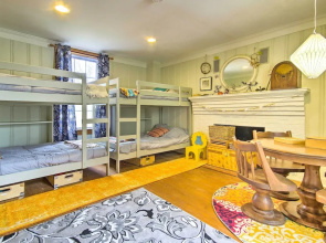 Historic Farmhouse w/ Chef's Kitchen Near Wineries